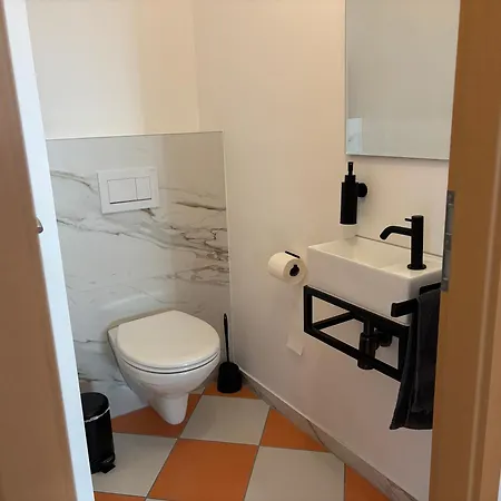 Vintage Parkside Apartment *